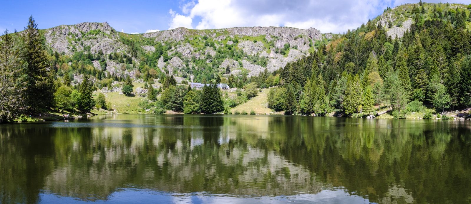 Où camper au bord d’une rivière à truite en France ?