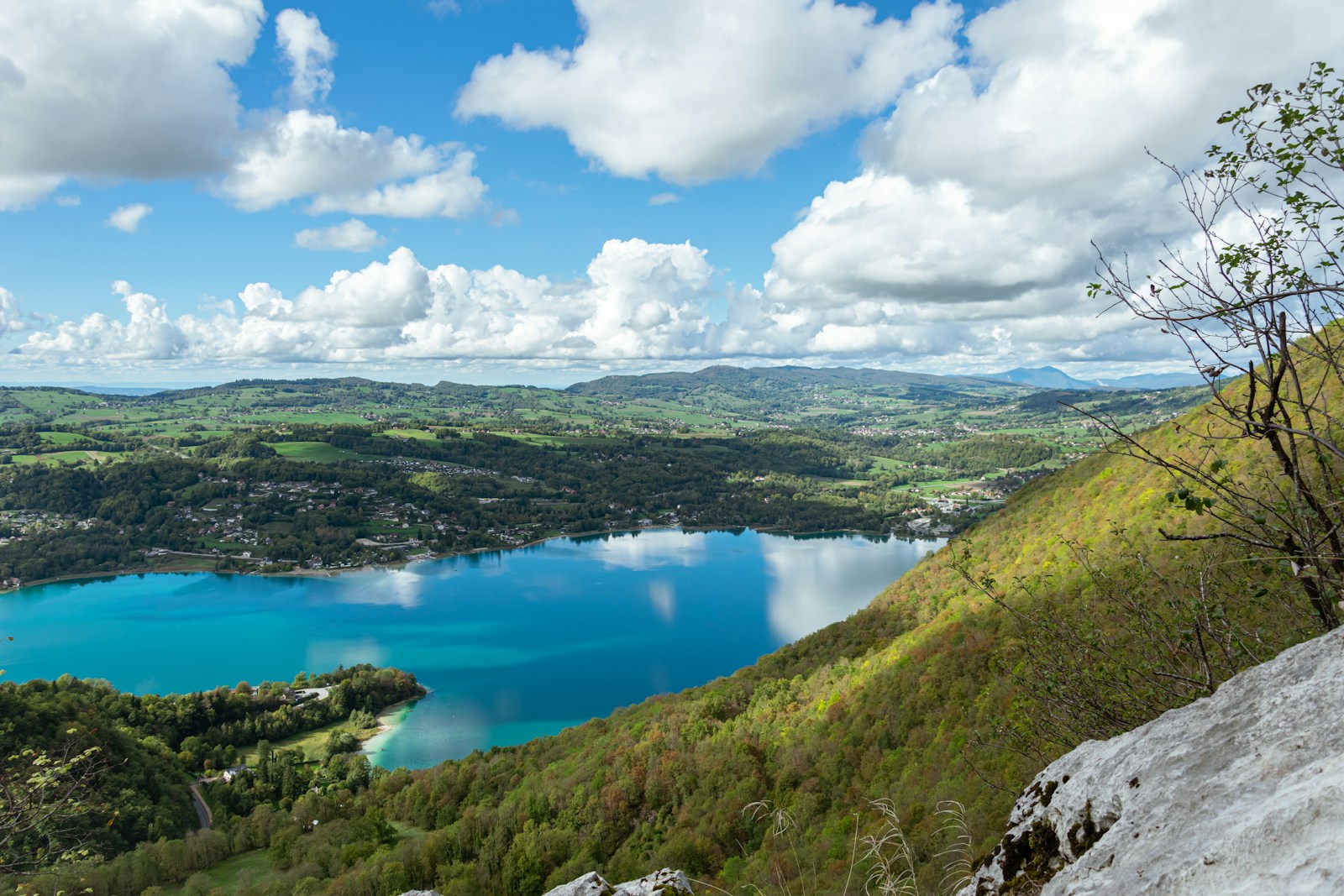 Camper au bord du lac d’Aiguebelette : un havre de paix en montagne